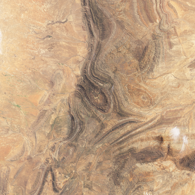 Wilpena Pound'un uzaydan fotoğrafı, Delamerian Orojenezde tortul tabakaların nasıl katlandığı ve çarpıldığını çarpıcı biçimde göstermektedir.