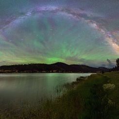  An Airglow Fan from Lake to Sky 