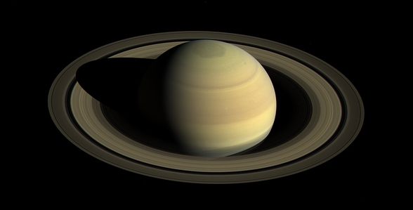 Satürn'ün halkalarına açılı bir bakış.