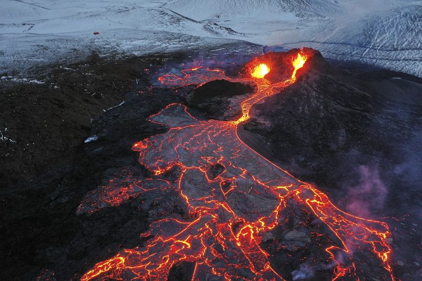 Aktif bir yanardağa ait lavlar
