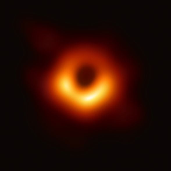 1,3 mm radyo dalgaları kullanarak M87 çekirdeğinin Olay Ufku Teleskobu ile elde edilen görüntüsü. Merkezdeki karanlık nokta kara deliğin gölgesidir ve kara deliğin olay ufkundan daha büyüktür.
