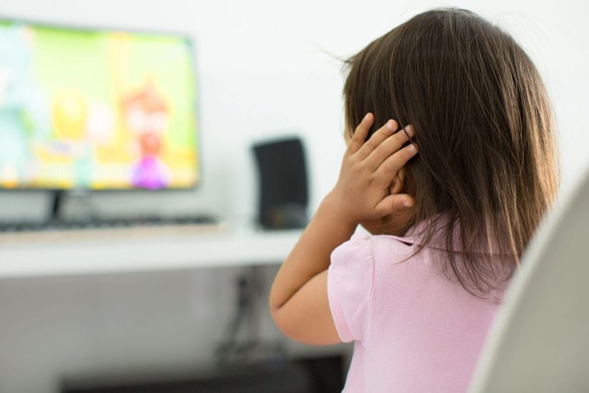 Otizmli çocuklar yüksek seslere aşırı duyarlı olabilir.