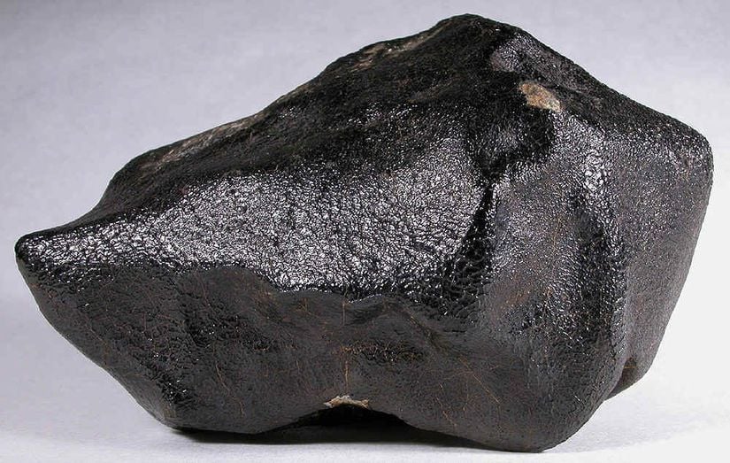 Avustralya'da keşfedilen Camel Donga meteoritlerinden biri. Keşfedeceğiniz bir meteoritin bu kadar parlak bir füzyon kabuğu olma ihtimali düşüktür; çünkü burada gördüğünüz örnek, düşmesinden kısa bir süre sonra tespit edilmiştir. Ancak füzyon kabuğu, genel olarak, meteoritin dışının içinden daha düzgün, parlak, camsı ve koyu renkte olmasına neden olmaktadır.