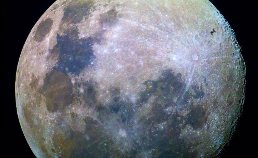 9.25 inç (235 milimetre) apertüre sahip bir Celestron teleskoba bağlanmış Canon 70D kamera ile çekilmiş bir Ay fotoğrafı. Sağ üst köşede Uluslararası Uzay İstasyonu'nun silüeti de görülebiliyor. Optüratör hızı saniyenin 1650'de birine ayarlıyken, ISO 800'de çekildi.