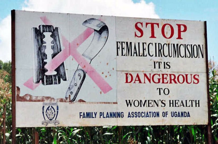 Uganda Aile Planlaması Derneği Tarafından Hazırlanmış Bir Pano: ‘’Kadın Sünnetini Durdurun, Bu İşlem Kadınların Sağlığı İçin Tehlikeli.’’