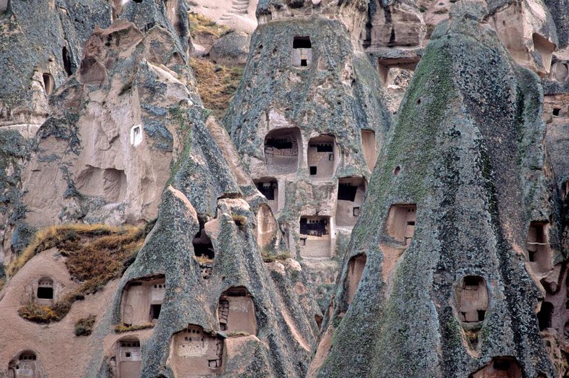Peribacaları'nın içine oyulmuş evler, insanın doğayı mikro ölçekte şekillendirmesine güzel bir örnek.