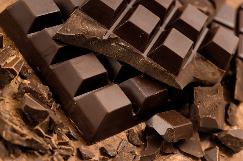Marketlerde sıklıkla rastlanılan çikolata içerisinde seratonin barındırmasıyla bilinen yiyeceklerin başında gelir.