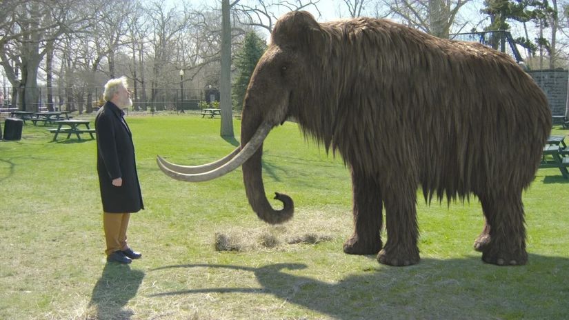 George Church ve bir mamut heykeli.