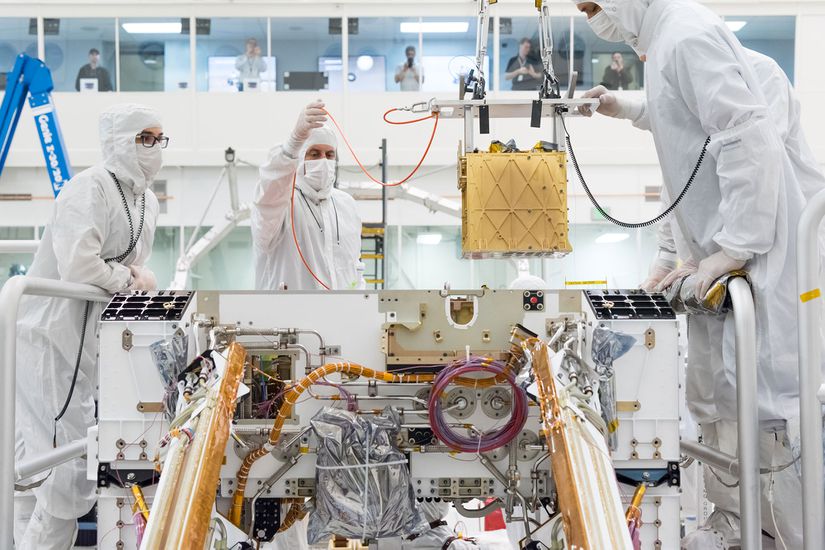 NASA Jet Propulsion Laboratuvarı'ndaki, Uzay Aracı Montaj Tesisi'nde MOXIE, Perseverance Gezginine Monte Edilirken