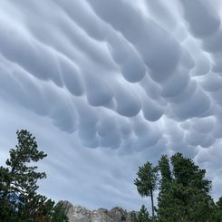 Rushmore Dağı Üzerinde Mammatus Bulutları