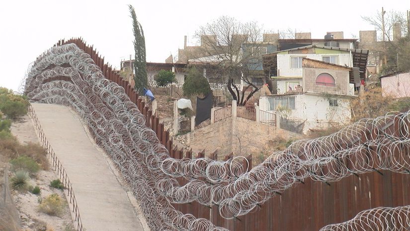 ABD ve Meksikayı dikenli tellerle ayıran Meksika duvarı. Nogales şehrini de ikiye ayırmaktadır.