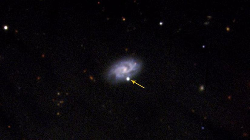 Yaklaşık 500 milyon ışık yılı uzaklıktaki bir galakside, maksimum parlaklığının olduğu zamana yakın bir yerde patlayan bir gama ışını olan GRB 171205A'nın görüntüsü.