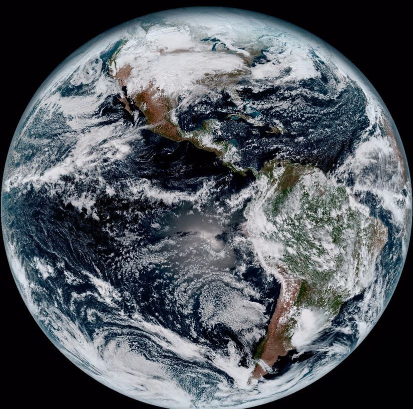 Dünya'yı "mavi bir bilye" olarak, yani tam küresel bir biçimde görebilmek için yaklaşık 19.300 kilometrenin biraz üzerine çıkmanız gerekmektedir. Bu fotoğraf, GOES-16 uydusuyla 35.500 kilometre mesafeden, 15 Ocak 2017 tarihinde çekilmiştir. Uydunun görevi, yüksek çözünürlüklü Dünya fotoğrafları çekerek iklim hareketliliğini takip etmektir