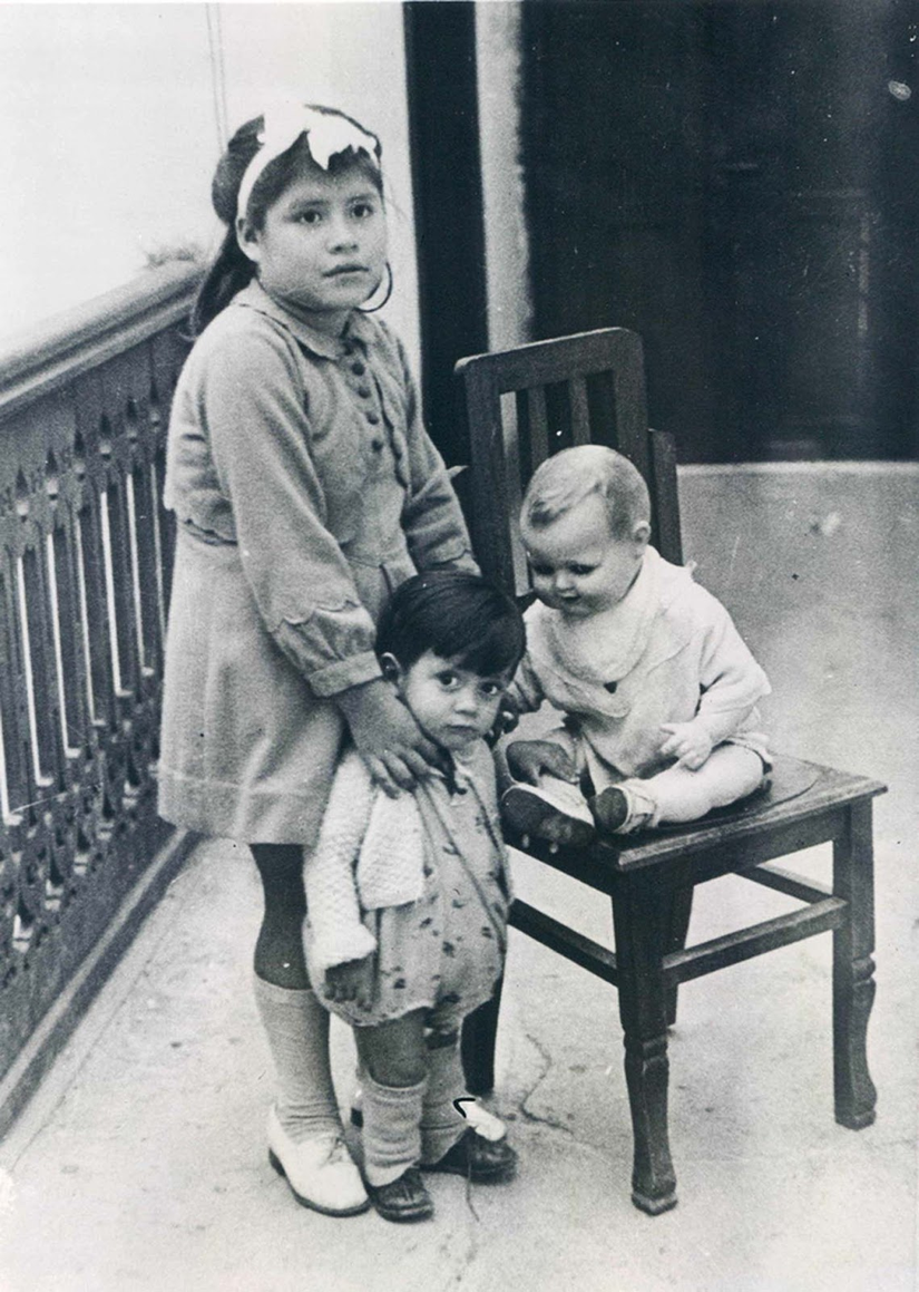 Lina'nın 2 yaşındaki oğlu Gerardo ve sandalye üzerinde oyuncak bir bebek.