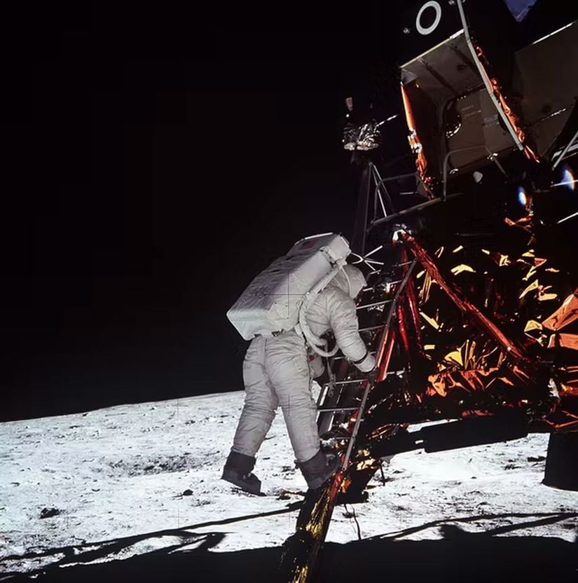 Buzz Aldrin, 20 Temmuz 1969'da ay modülünden Ay'ın yüzeyine iniyor.