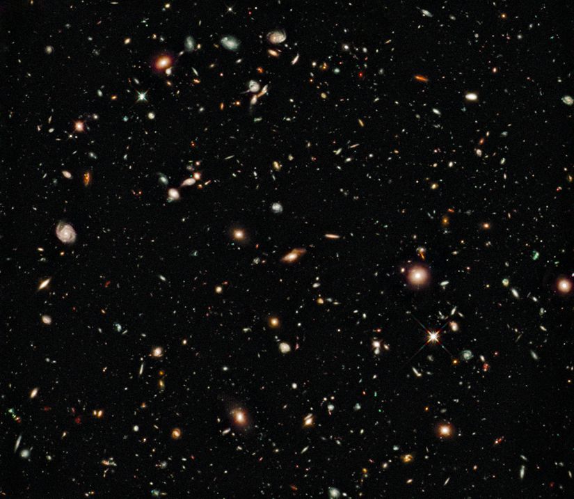Görsel-2: Hubble'ın o ufacık karanlık bölgede gördüğü galaksiler.