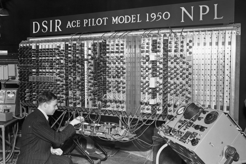 Bir elektronik mühendisi 29 Kasım 1950'de Londra'daki Ulusal Fizik Laboratuvarı'nda Alan Turing'in Otomatik Hesaplama Motoru'nun prototipini inceliyor. Turing, döneminin en gelişmiş bilgisayarlarından biri olan bu makinenin üretilmesi için mücadele etmek zorunda kalmıştır.