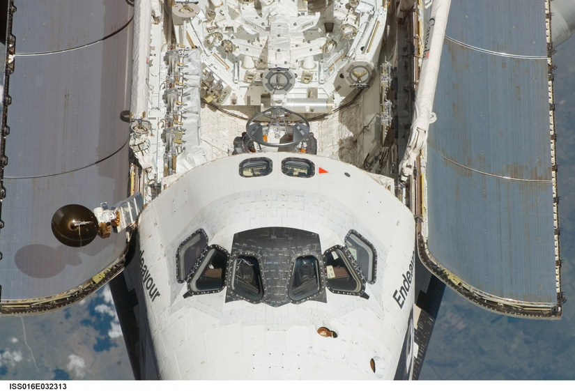 Endeavour ISS'e yaklaşırken, ön uçuş güvertesi pencereleri, üst uçuş güvertesi buluşma pencereleri ve uçuş güvertesinin arka tarafındaki hava kilidi kenetlenme düzeneğinin ayrıntılarını gösteriyor.