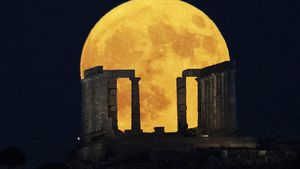 Supermoon Captivates Viewers Above Temple Of Poseidon