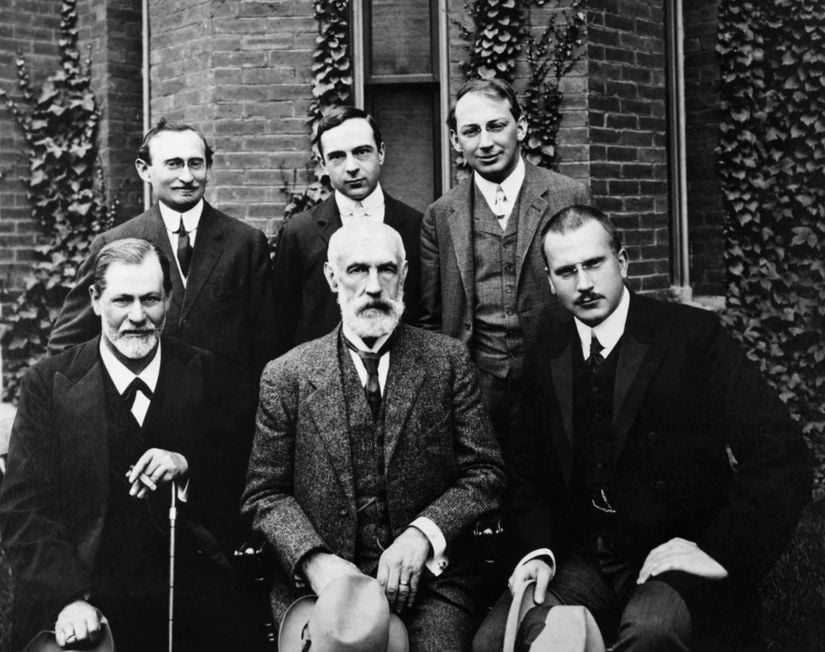 Bugün dünyada en yaygın kullanılan kişilik testi olan Myers-Briggs Tip Göstergesi, Carl Jung'un 1921 tarihli &quot;Psychologische Typen&quot; kitabında tanımladığı psikolojik tipler teorisine dayanmaktadır. Jung, 1908'de psikologların katıldığı bir grup fotoğrafında sağ altta resmedilmiştir. Sigmund Freud sol altta oturuyor.