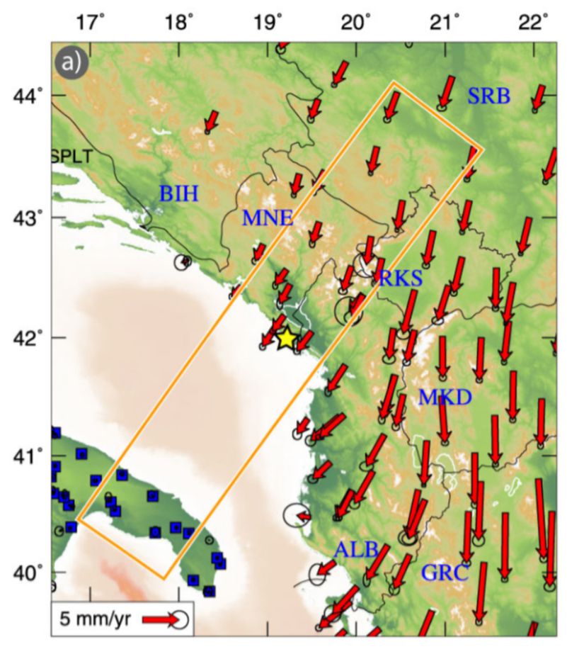 İtalya’nın Puglia bölgesi (haritadaki lacivert karelerin olduğu kısım) sabit kabul edildiğinde GPS ölçüm bölgedeki noktalarının görece yer değiştirmeleri.
