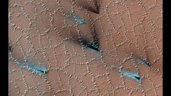 NASA, Mars'taki Kar Tanelerinin Küp Şeklinde Olduğunu ve İlkbaharda Buz Çözülürken Gayzerlerin Patladığını Söylüyor