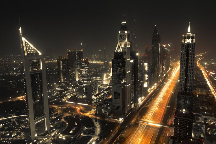 Modern bir şehir olan Dubai'den bir görünüm