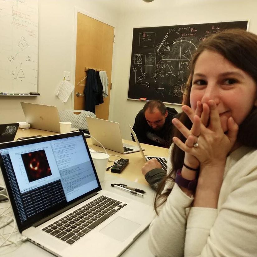 Araştırma ekibinden Katie Bouman'ın bilgisayarında, söz konusu karadeliğin fotoğrafının ilk defa oluşturulduğu an ve o anki tepkisi!
