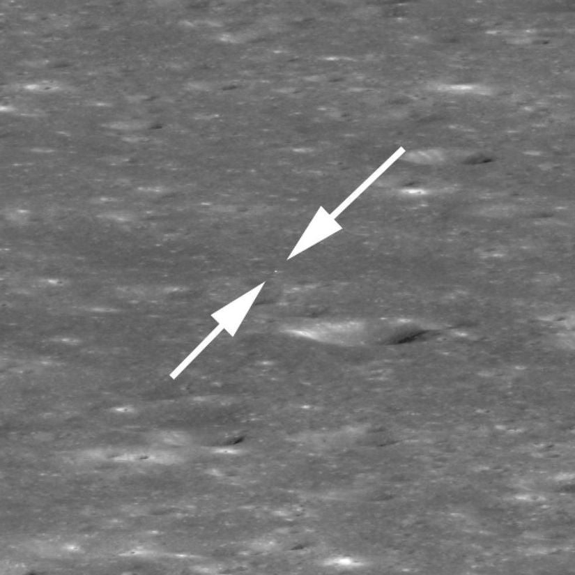 Oklar, Chang'e 4 iniş aracının Ay'ın Von Kármán kraterinin tabanındaki konumunu gösteriyor. İniş alanının arkasındaki ve solundaki keskin krater 12.800 fit genişliğinde ve 1.970 fit derinliğindedir.