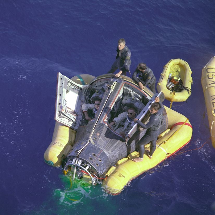 Gemini VIII ile Pasifik okyanusunun ortasına sağ salim inen N. Armstrong ve David R. Scott
