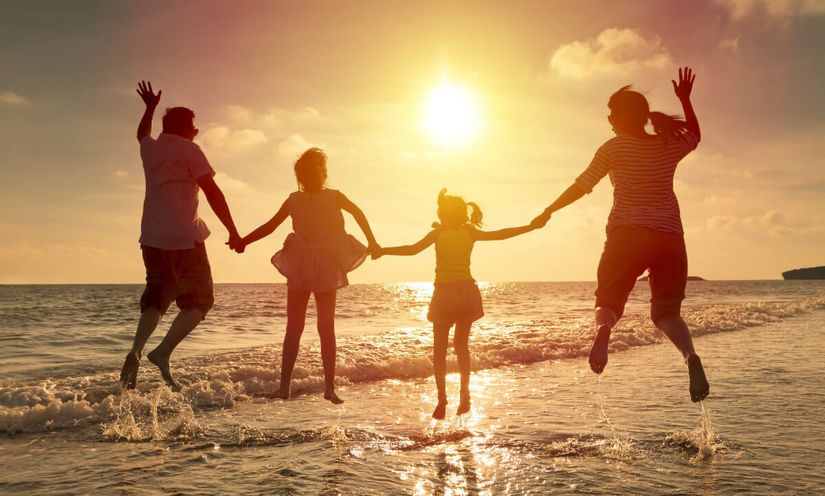Belki bir ailenin belirleyici kıstası Güneş'e doğru aynı anda zıplarken fotoğraf çektirmektir?