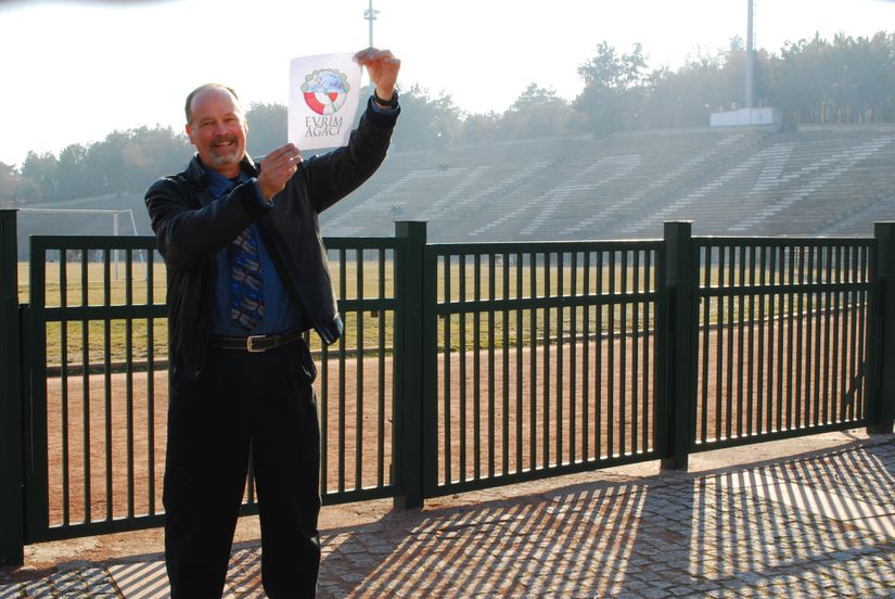 Bir diğer evrim konferansımıza katılan Brown Üniversitesi'nden Prof. Dr. Kenneth Miller, Evrim Ağacı'nın eski logosunu Devrim stadyumu önünde gösteriyor (3 Aralık 2012).