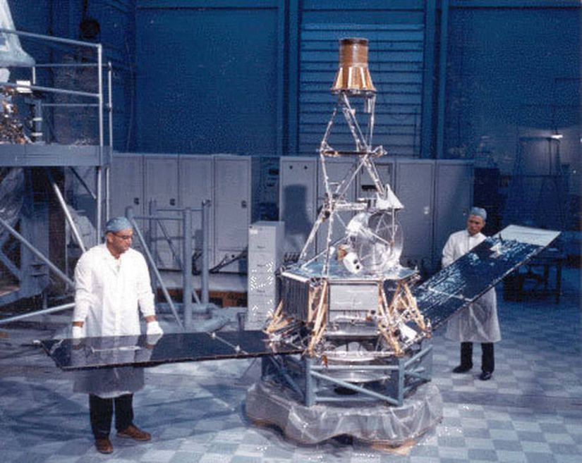 Mariner 2'yi uçuşa hazırlayan mühendisler.