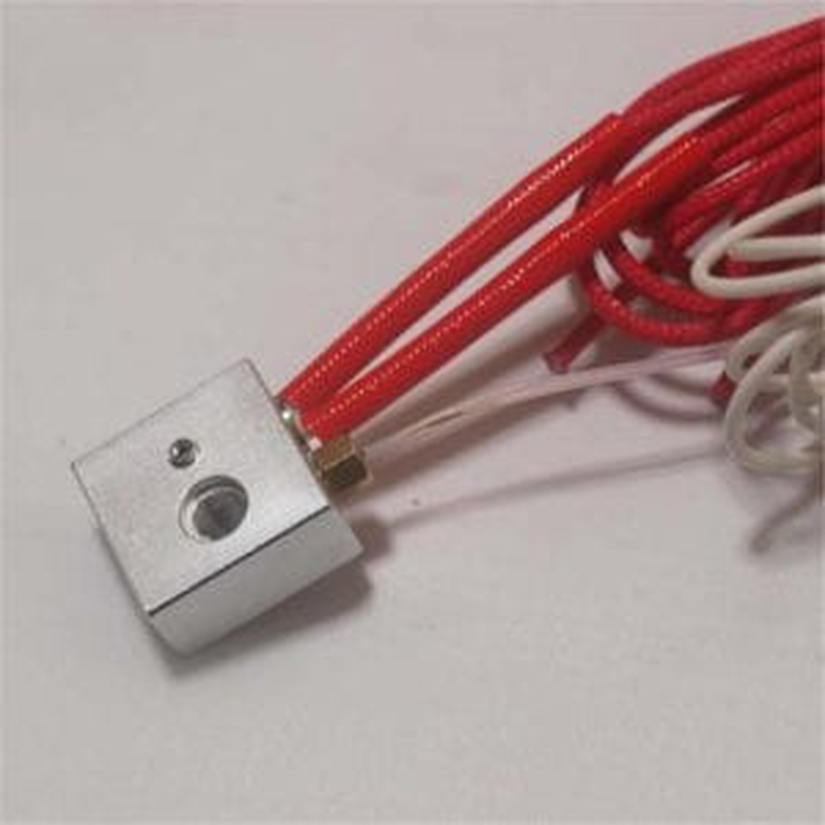 Kırmızı ısı yalıtımlı kabloyla bağlı silindirik seramik ısıtıcı. Şeffaf beyaz kablo ise sıcaklıkölçer (thermistor).