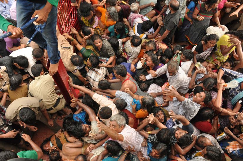 Hindistan'daki Godavari Pushkaralu festivalinde yaşanan bir izdiham...