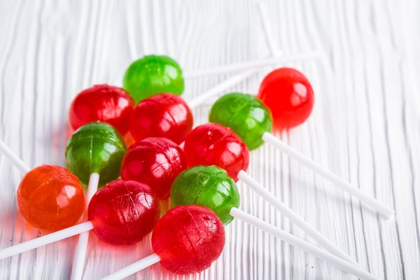 Yapay renklendiriciler ile farklı renklerde şekerler elde edilebilmektedir.