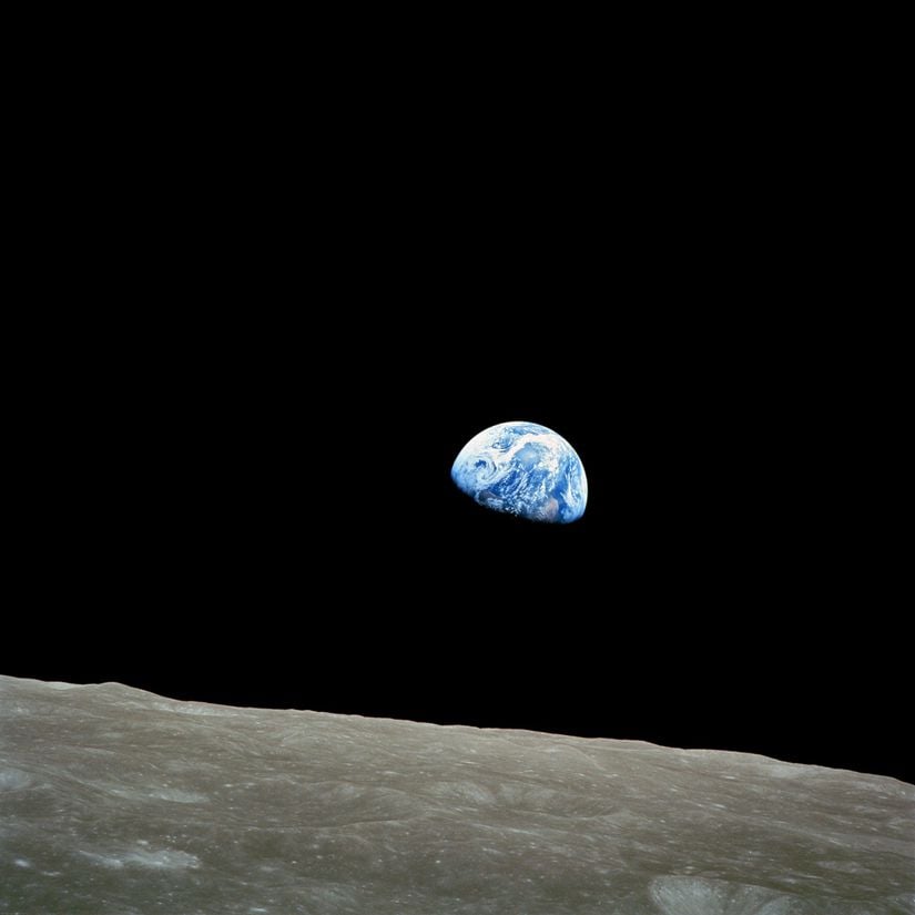 Blue and White Planet Display, Dünya'nın Ay'dan Görünümü. (Bu fotoğraf, dünyanın ve çevresinin daha nesnel anlaşılması, bu yönde daha çok araştırma yapılabilmesinin sonucunda çekilebilmiştir. Dünya, artık dışından da gözlemlenebilmektedir)