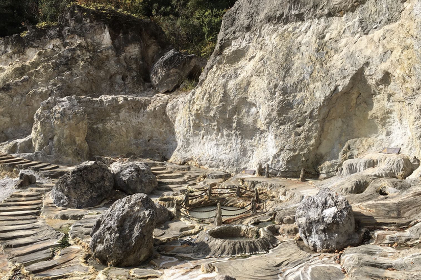 Brockarchaeota örneklerinin bir kısmının toplandığı Çin’deki Tengchong Yunnan sıcak su kaynağı