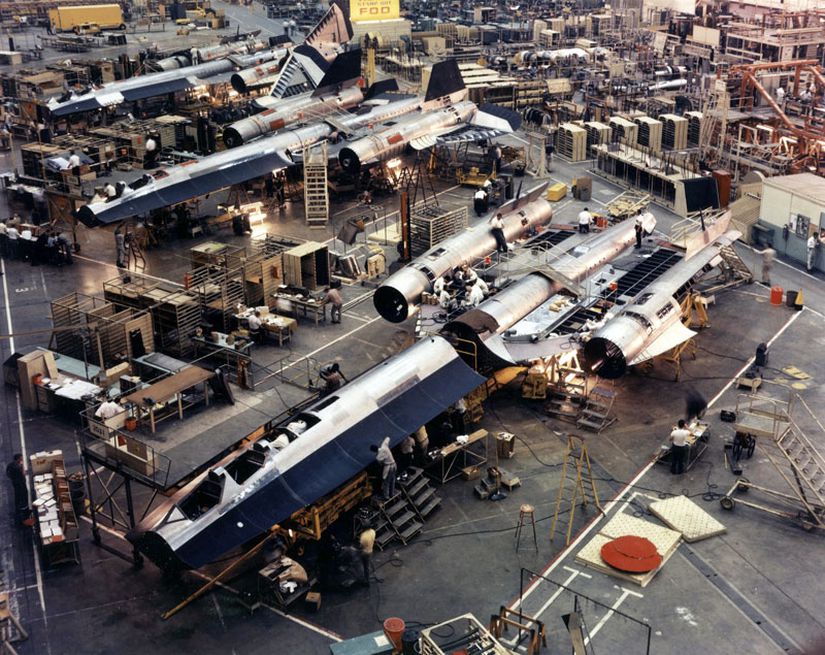 SR-71’in Lockheed Skunk Works’teki montaj hattından bir kare. Adeta kurgu-bilim film türü olan Star Wars’ın bir setinden çekilmiş gibi görünse de, o dönemlerde göklerde böyle bir şeyin uçtuğunu ilk kez görenlerin şaşkınlıkla izlediklerini düşünmek de zor değildir.