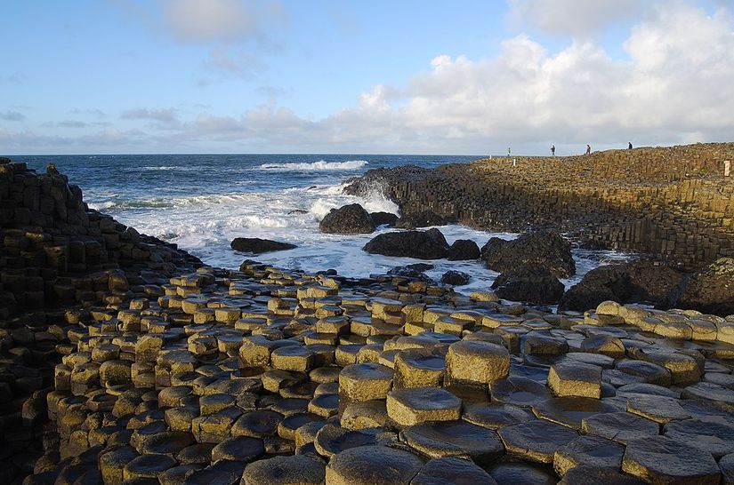 İrlanda'da bulunan Giant's Causeway (Devler Kaldırımı) bölgesi.