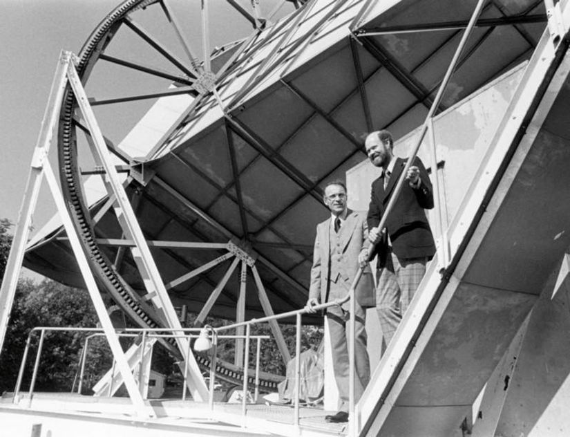 Arno Penzias ve Robert Wilson, kozmik mikrodalga arka plan ışımasının ilk kez tanımlandığı New Jersey Holmdel'deki antenin bulunduğu yerdeler. Birçok kaynak düşük enerjili radyasyon arka plan ışıması üretebilse de kozmik mikrodalga arka planı ışımasının özellikleri onun kozmik kökenini doğrulamıştır.