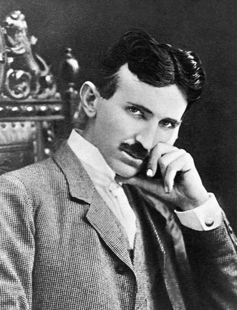 Bu fotoğrafta Nikola Tesla 40 yaşındadır. Her zaman şık giyimiyle ve duruşuyla dikkat çekmiştir.