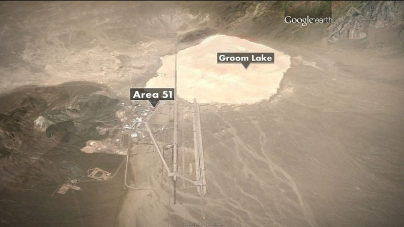 Google Earth’ten 51. Bölgenin (İng.: Area 51) ve yanındaki Groom Gölü’nün görüntüsü.