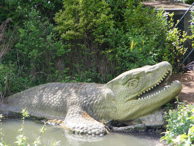 Londra Crystal Palace Park'ta bulunan Mosasaurus heykeli