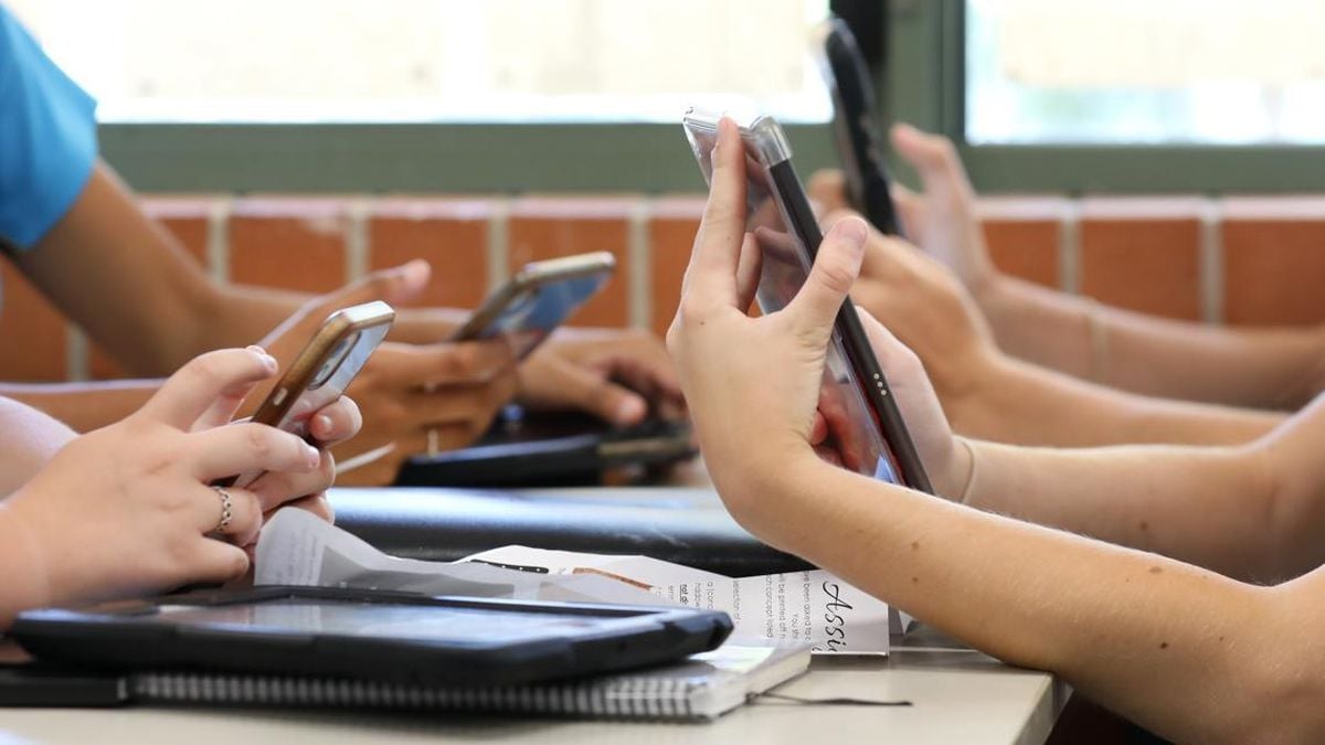 States adopt cell phone restrictions for better learning