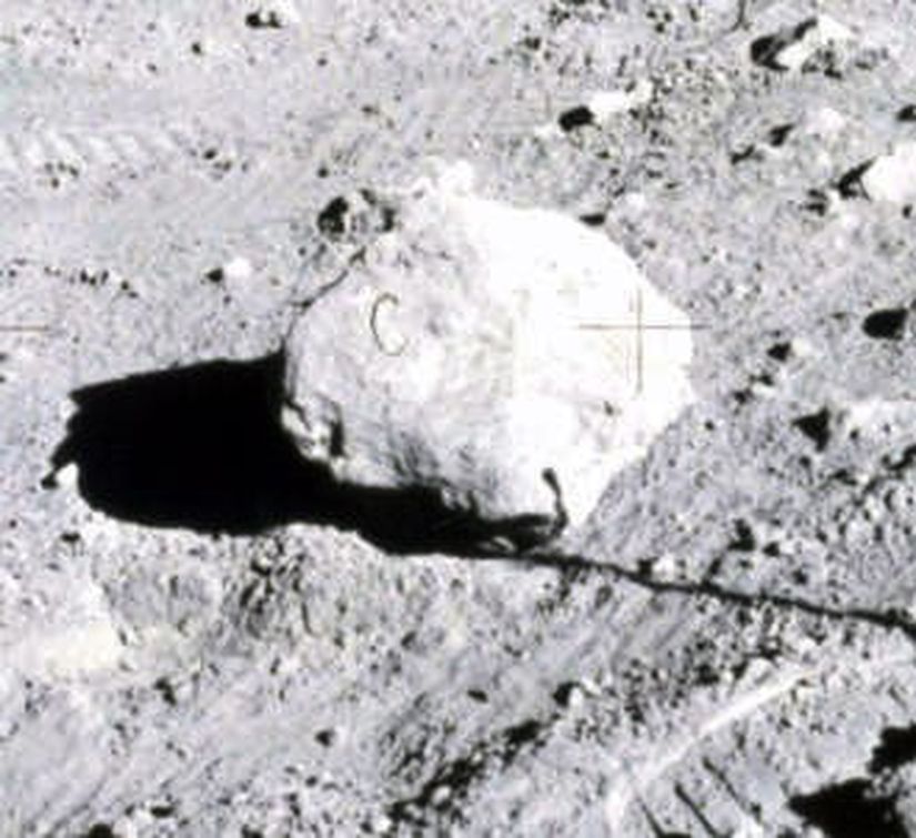 Görsel 6: Apollo 16 görevinde çekilen bir fotoğrafta taşın üzerinde ‘C’ harfi görünüyor diye iddia edilen görüntü