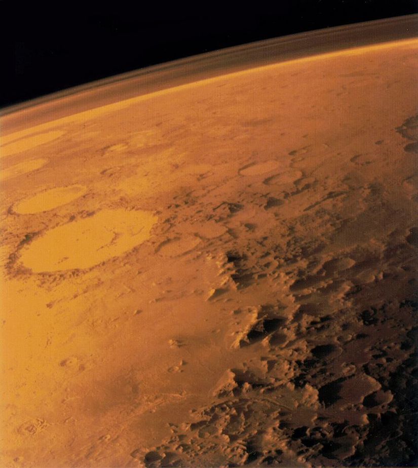 Bu fotoğrafta Mars'ın atmosferi ufuk çizgisinde görülebiliyor.