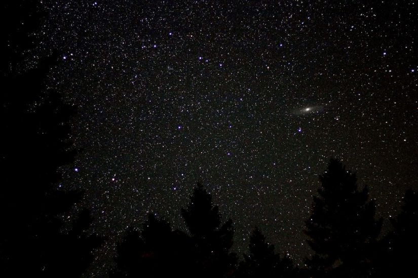 Köy gibi ışık kirliliğinden uzak yerlerde parlak Messier cisimleri çıplak göz ile gözlemlenebilmektedir. Fotoğrafta Messier 31 (Andromeda Galaksisi) görülmektedir.