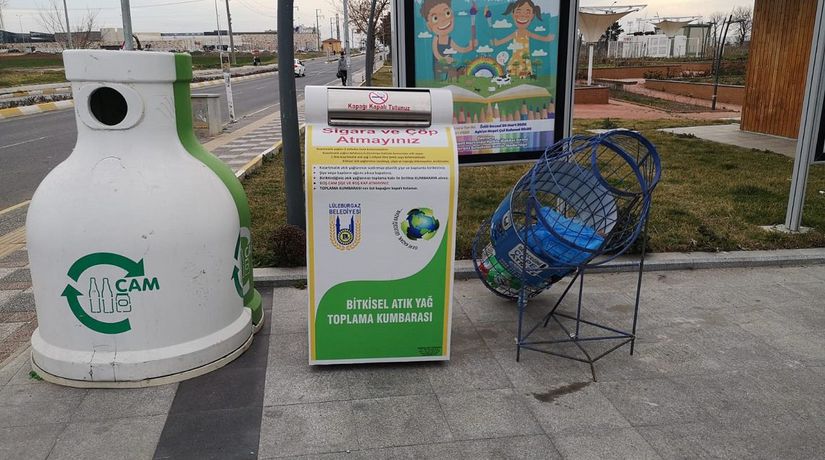 Lüleburgaz Belediyesi'ne ait bir atık yağ toplama kutusu