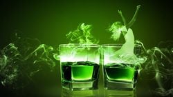 Absent: Yeşil Peri Olarak da Bilinen Absinthe İçkisinin Alkol Oranı, Onu Halüsinojen Yapmaya Yeter mi?